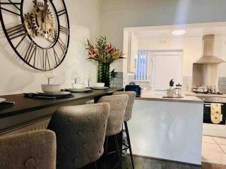 2 Bed Newly Furbished Whole House sleeps 4 - 3