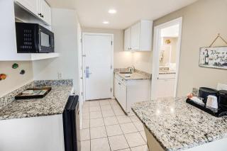Beyond Charming Oceanfront Studio with King Bed - 7