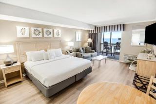 Beyond Charming Oceanfront Studio with King Bed - 0