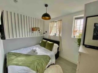 One bedroom Putney Village flat - 0