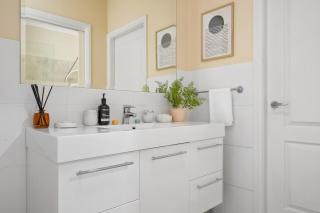 Marcotta Guest Suite - Moments to Golf Course - Orange - 2