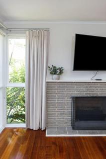 Sunlit Suburbia - A Breezy Abode in Glen Waverley - 3