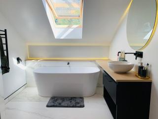 Stunning, Alpine House - Kingston - 2