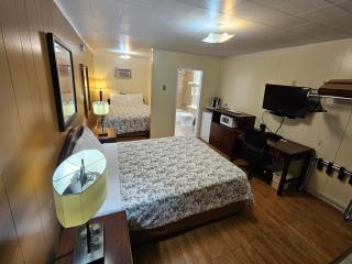Parkway Motel & European Lodges - Pincher Creek - 7