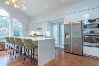 Luxurious & Modern 4BR House w/ 3 Car Parking - Burlington - 0