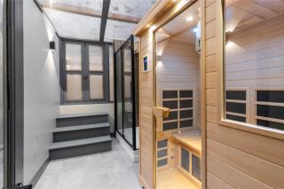 Modern & Funky 3-BR Duplex with Games Room & Sauna - 7
