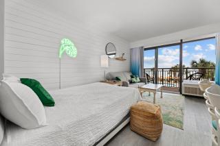 *OCEAN FRONT* Luxury Grand Cayman Restort, 10 pools, hot tubs, lazy river, water park, 2 onsite restaurants, onsite STARBUCKS. - Myrtle Beach - 7