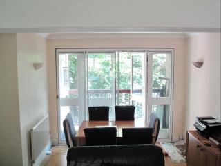 Stylish London Living with Free Parking in Super Host 5 Star Home - Finchley - 2