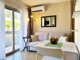 Studio cosy avec coin nuit, climatisation, animaux admis, centre-ville - 4 pers - FR-1-251-579 - Le Lavandou - 0