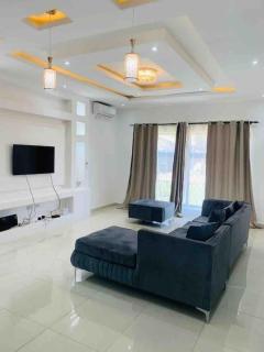 Executive 4 bedroom house with 4 beds . - Lusaka - 4