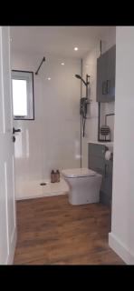 TRAMORE - self contained 1 bedroom unit - king size bed - free private parking - 3 miles from Fort William High Street - 4