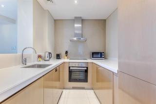 WeHost - Sophisticated 2BR With Large Private Terrace & Direct Pool Access - Dubai - 2