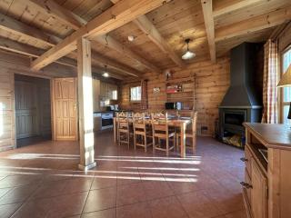 Superbe chalet pour 8 pers. près pistes et commerces, cheminée, terrasse, piscine, navette, ménage inclus - FR-1-651-11 - 0
