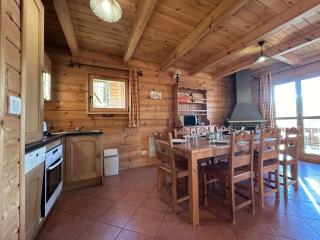 Superbe chalet pour 8 pers. près pistes et commerces, cheminée, terrasse, piscine, navette, ménage inclus - FR-1-651-11 - 9