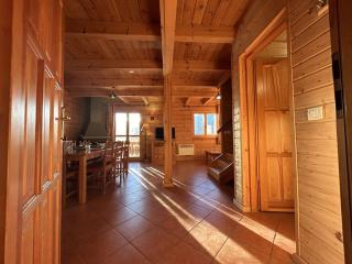 Superbe chalet pour 8 pers. près pistes et commerces, cheminée, terrasse, piscine, navette, ménage inclus - FR-1-651-11 - 8
