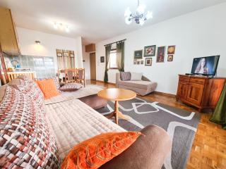 Urbanscape Apartment + Free Private Parking - Sarajevo - 2
