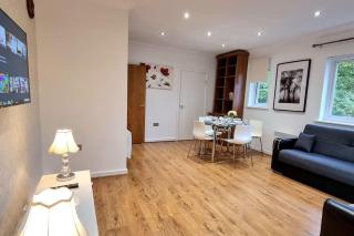 Specious Parkview Apartment, 4 Mins Walk to Underground - Barkingside - 2