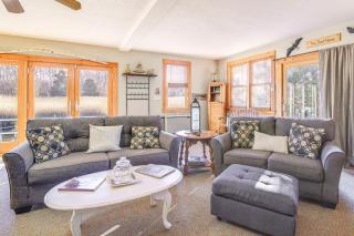 Riverfront Kingston Cottage with Deck, 2 Mi to Beach - Kingston - 5