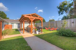 Wanderlust #2 | Hot Tub | Shared Outdoor Space - Fredericksburg - 9