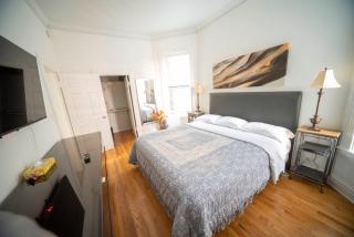 Club Salon Sleeps 10-20 Free Parking & TV - Chicago - 1
