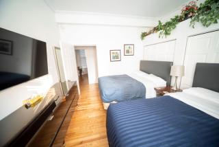 Club Salon Sleeps 10-20 Free Parking & TV - 2