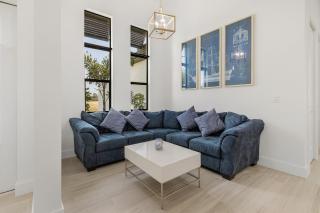 Gulf Access Home, Heated Saltwater Pool & Spa, Dock and Tiki Hut - Villa Perchside Palace - Cape Coral - 6