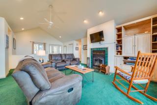 17 Mi to Skiing! Lake-View Michigan Home with Deck - 7