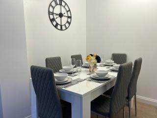 The Heathers - Spacious 3 Bed, Home from Home - Burton upon Trent - 1