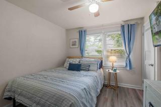 Beach Bungalow - 1 Block to Beach - Pets Welcome! - 7