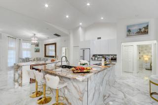 Stunning House with Beautiful Lake View - Wellington - 3