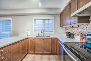 Designer 4BR Executive Townhome w/Parking - Mississauga - 3