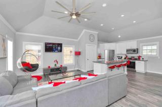 Prolific Red Luxe: Private Deck + Stylish Living - Houston - 3