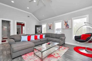 Prolific Red Luxe: Private Deck + Stylish Living - Houston - 2