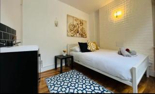 Room in Oxford Street - 7
