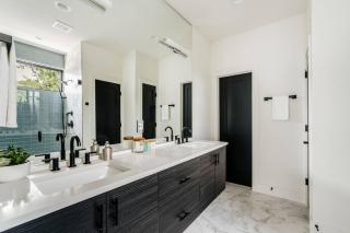 25% OFF Weekly New Cozy 4B EVcharger Gym The Haus - Austin - 6