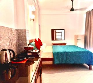 BLUE WHALES HOTEL - Hikkaduwa - 0