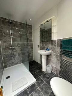 Spacious Home w/ Parking & Garden - Worthing - 8