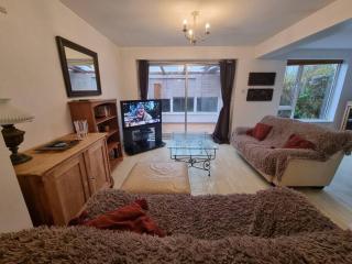 Spacious Home w/ Parking & Garden - Worthing - 2