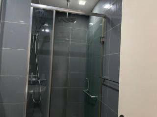 Vibrant 1BR Acqua Livingstone with Netflix, Pool & Gym - Manila - 1