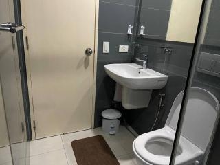 Vibrant 1BR Acqua Livingstone with Netflix, Pool & Gym - Manila - 2