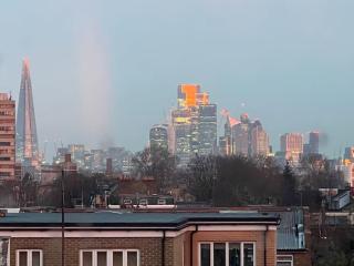 Stylish 2 bed Flat with Balcony Great views NrTube - Londra - 6
