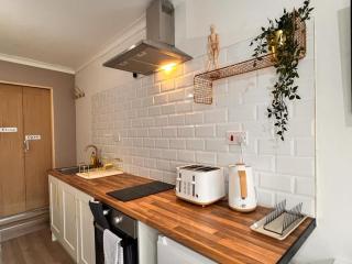 Cosy & Convenient space near M1, EM Airport & City - 6