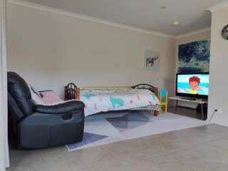 Breeza Haven - Your Home Away From Home - Kingston - 5