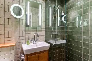 Central 4-bed studio, private part of a larger apartment - 1