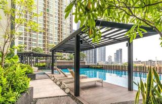Condo in Bangkok with Swimming Pool near Malls and Train - 1
