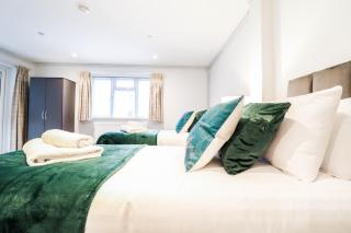 Contractor House by BBC Studios - Free parking! - Borehamwood - 4