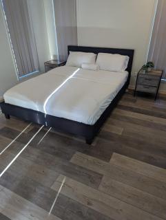 Huge Holiday Home 4Beds 2Baths in Gladstone near Shopping Center - 1