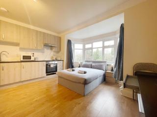 Large Cosy Property 15min from Central London - Londra - 0