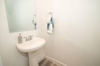 South Houston Splendor: Luxury 4 Bedroom House - 6