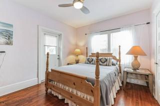 Beautiful Home Steps from the beach + Side Porch - Daytona Beach - 3